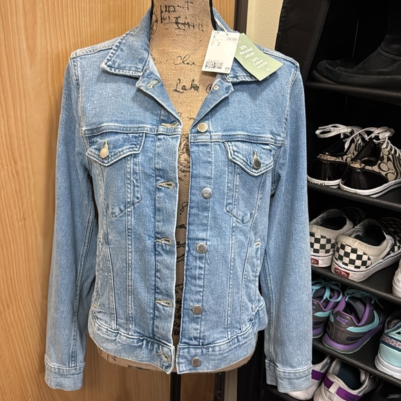 NWT H&M light blue jean jacket. All functional pockets and button cuffs. Medium. - Picture 1 of 16